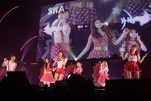 귀여운 복고 의상으로 공연 시작부터 분위기를 후끈 달군 티아라. /코어콘텐츠미디어 제공