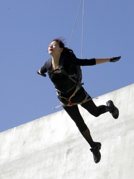 배우 전지현이 도둑들에서 보여줄 추가 액션 장면 사진이 공개됐다./영화 스틸컷