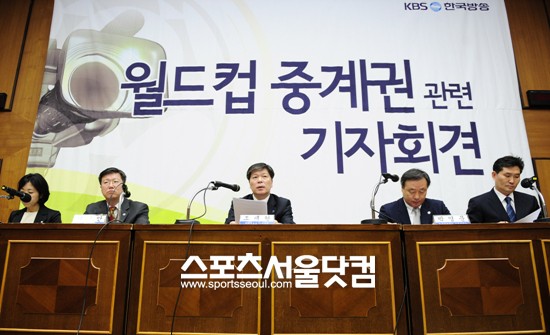 SBS의 2010 밴쿠버 동계올림픽과 남아공월드컵 독점 중계는 큰 논란을 불렀다.  / 더팩트 DB