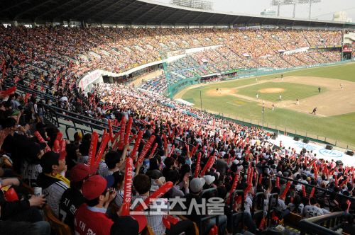 국내 최고 인기 스포츠인 프로야구의 지상파 3사 중계 시간은 모두 더해도 62시간에 그치고 있다. / 스포츠서울 DB