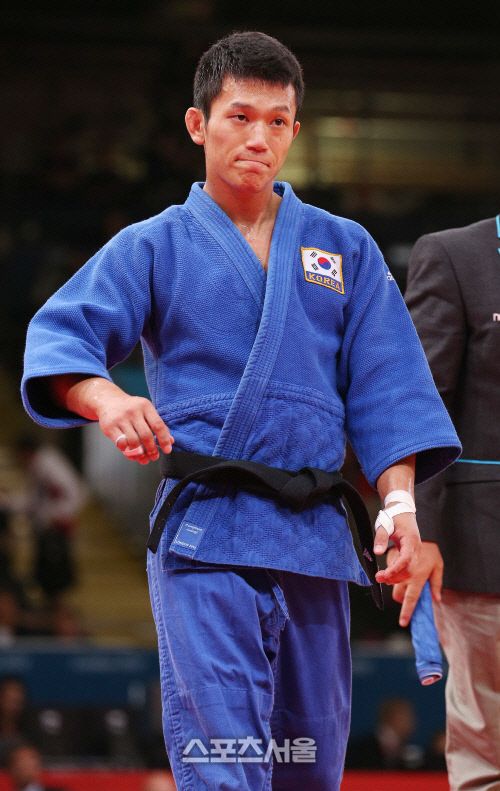 조준호가 29일 영국 런던 엑셀 노스아레나에서 열린 유도 남자 66kg급 8강전에서 판정 번복으로 패배가 선언되자 침통한 표정을 짓고 있다. 런던 | 올림픽사진공동취재단