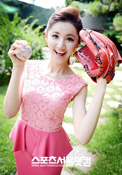 장주희 KBS 기상캐스터는 한여름 변덕스런 날씨 때문에 빚어진 야구팬들과 특별한 경험을 털어놓았다. / 노시훈 기자