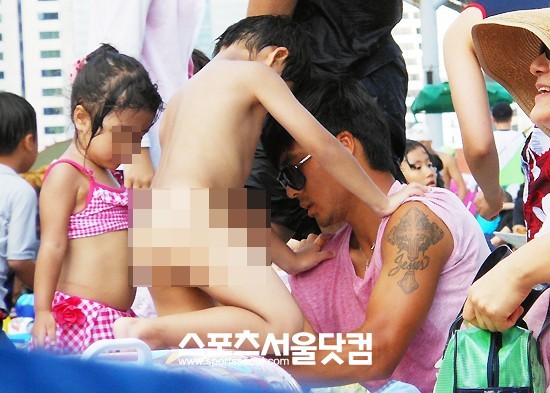 최성국이 아들 온유의 바지를 입혀주고 있다.