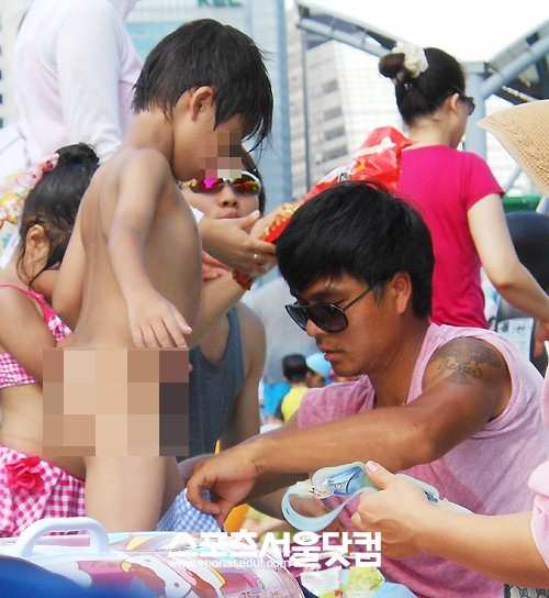전 국가대표 축구선수 최성국이 29일 오후 서울 서초구 양재천수영장에 모습을 드러냈다. 최성국은 이날 아들과 딸, 지인들과 함께 수영장을 찾았으며 가족들과 함께 즐거운 시간을 보냈다. /이효균 기자