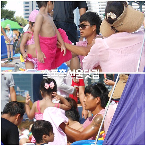 최성국이 수건으로 아들 온유(위)와 딸 사랑이의 물기를 닦아주고 있다.