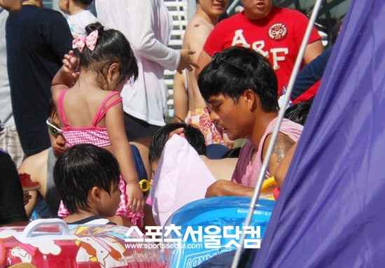 검게 그을린 피부의 최성국.