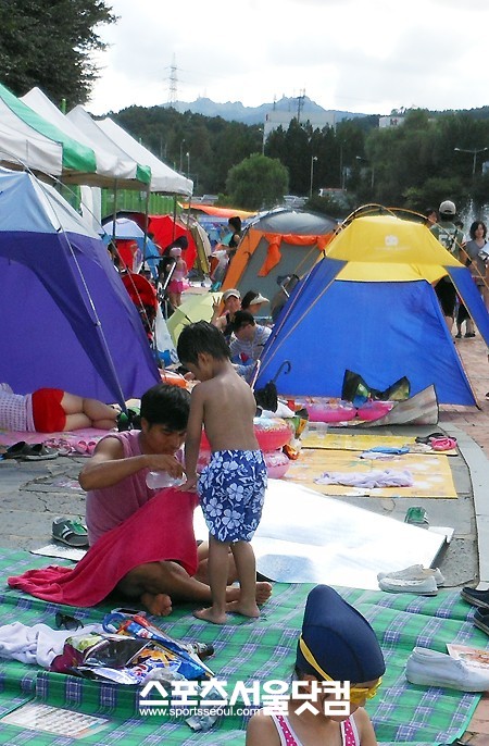아들과 다정한 시간을 보내고 있는 최성국.