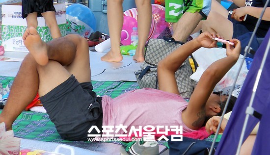 최성국이 아들과 딸이 자리를 비운 사이 자리에 누워 휴식을 취하고 있다.