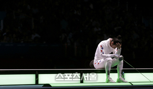 신아람이 31일 영국 런던 엑셀에서 열린 런던올림픽 펜싱 여자 에페 개인전 준결승에서 석연찮은 판정 끝에 패한 뒤 경기장을 떠나지 않으며 침통한 표정을 짓고 있다. 런던 | 올림픽사진공동취재단