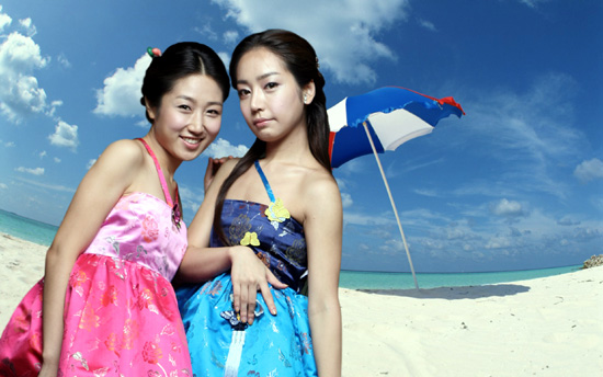 한복대여 프랜차이즈 안근배 한복이 올여름 휴가철을 겨냥한 초미니 한복을 출시했다.