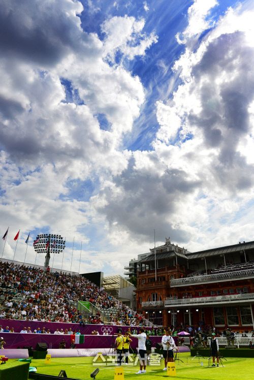 남자 양궁대표팀이 지난달 28일 로드 크리켓 그라운드에서 열린 남자 단체 8강전에서 우크라이나를 상대하고 있다. 런던 | 사진공동취재단