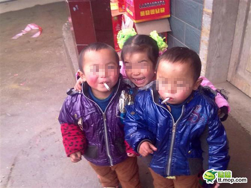 중국 온라인 상에서 확산되고 있는 어린이 흡연 사진./마오푸 캡처