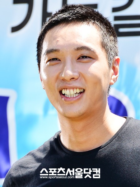 배우 지현우가 7일 오후 춘천시 102보충대 앞에서 팬들에게 미소를 짓고 있다. / 배정한 기자