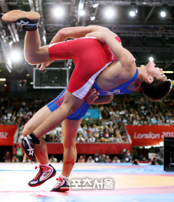 김현우가 2012 런던올림픽 레슬링 남자 그레코로만형 66kg급 결승에 진출해 은메달을 확보했다. / 런던=올림픽사진공동취재단