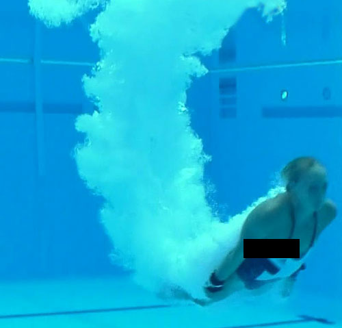 런던올림픽 여자 다이닝과 수구 종목에서 노출 사고가 발생했다. 사진 아래는 NBC 보도화면 캡처.