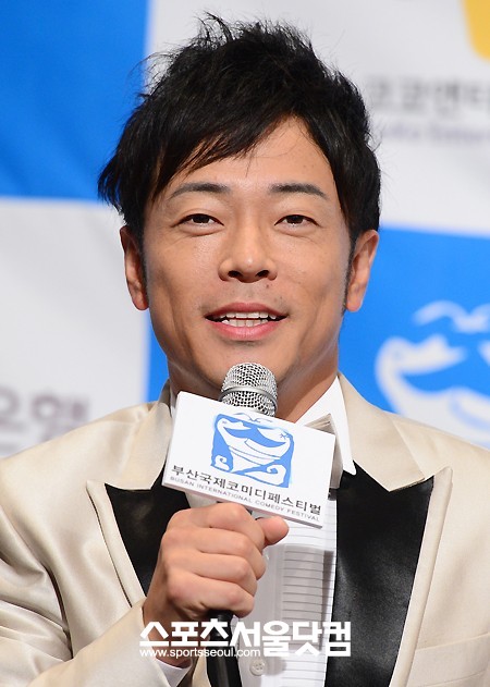 9일 부산 웨스틴 조선호텔에서 열린 제1회 부산국제코미디페스티벌 추진 기자회견에 참석한 코미디빅리그 출신 일본 개그맨 진나이토모노리가 취재진을 향해 인사하고 있다. /이새롬 기자