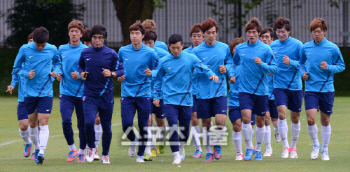 올림픽 축구대표팀 선수들이 지난 7일(한국시간) 영국 맨체스터 그래머스쿨에서 열린 현지 적응 훈련 도중 러닝을 하고 있다. 맨체스터(영국) | 올림픽사진공동취재단