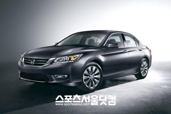 혼다가 올 가을 출시 예정인 중형차 신형 어코드 외관을 9일 공개했다.