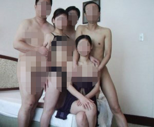 중국 온라인 상에서 남녀 5명의 나체 사진이 지방 고위간부라는 소문과 함께 확산됐다./둥썬뉴스 캡처