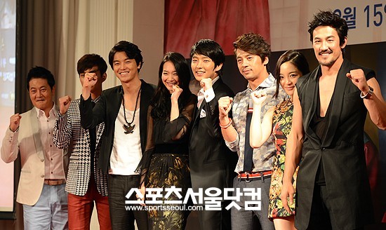 수목미니시리즈 아랑사또전의 이준기(가운데), 신민아를 비롯한 출연배우들이 10일 오후 서울 장충동 그랜드 엠배서더 호텔에서 열린 제작발표회에 참석해 파이팅을 외치고 있다./임영무 기자