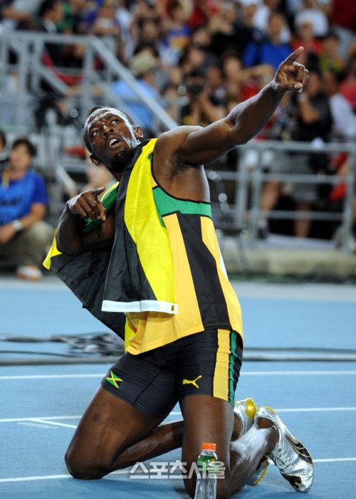 우사인 볼트가 2012 런던올림픽 육상 남자 400m 계주에서도 금메달을 목에 걸면서 2대회 연속 3관왕에 올랐다. / 스포츠서울 DB