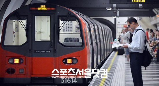 1863년 개통돼 100년 넘는 역사를 자랑하는 세계 최초의 런던의 지하철를 찾았습니다.  /문병희 기자