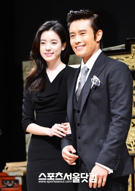 배우 한효주(왼쪽)와 이병헌이 13일 오전 서울 압구정CGV에서 열린 영화 광해, 왕이 된 남자 제작보고회에서 다정한 포즈로 포토타임을 갖고 있다. /배정한 기자