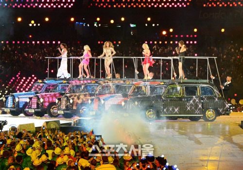 17일 동안 지구촌을 뜨겁게 달궜던 2012 런던올림픽 폐막식이 13일(한국시간) 영국 런던의 올림픽 메인 스타디움에서 진행되고 있다. 스파이스걸스가 차를 타고 등장하고 있다. 런던 | 사진공동취재단