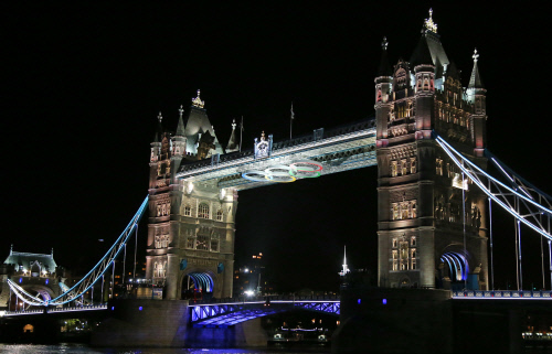 2012 런던올림픽이 폐막한 12일 밤(현지시간) 런던 템스강의 명물인 타워브릿지 중심부에 설치된 오륜마크가 접혀, 폐막 분위기가 고조되고 있다. 런던 | 올림픽사진공동취재단