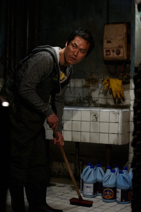 배우 김성균은 영화 범죄와의 전쟁: 나쁜 놈들 전성시대에 이어 이웃사람에서도 악역을 연기했다./이웃사람 스틸컷