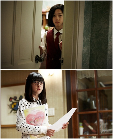 아역배우 김새론은 영화 이웃사람에서 여선(위)과 수연, 1인 2역을 연기했다./영화 스틸컷