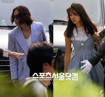 송윤아의 결혼식에 나란히 참석했던 류승범(왼쪽)-공효진./ 더팩트 DB