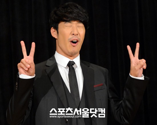 가수 하하와 별의 결혼발표 기자회견이 15일 일산 MBC드림센터에서 열린 가운데 하하가 취재진의 플래시 세례에 손으로 V를 그리고 있다. /노시훈 기자