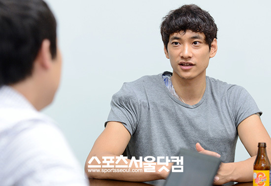 김요한은 여자배구의 올림픽 선전을 기뻐하면서도 남자배구의 런던 입성 좌절에 대해서는 크게 아쉬워 했다.