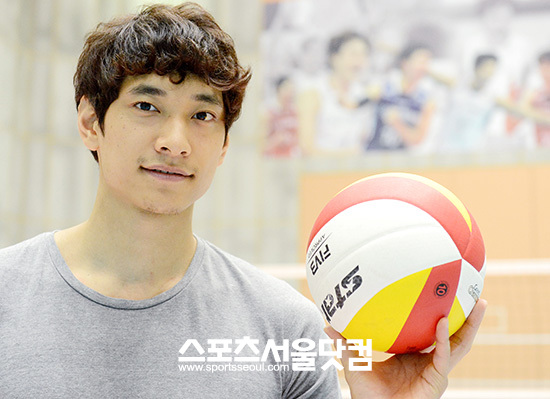 지난 시즌보다 나은 활약을 바라보는 김요한은 새 시즌을 앞두고 배구 팬들의 열띤 응원을 당부했다.