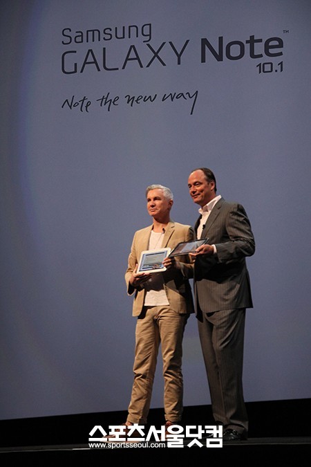 미국 뉴욕 타임워너 센터에서 진행된 삼성전자 갤럭시 노트 10.1 론칭행사에서 로미오와 줄리엣, 물랑루즈 등을 연출한 영화감독 바즈루만(왼쪽)과 삼성전자 미국법인(SEA) 부문장 팀 백스터가 갤럭시 노트 10.1을 선보이고 있다./ 삼성전자 제공