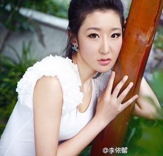 짱아오에 얼굴을 물린 중국 여배우 리이신./리이신 웨이보 캡처