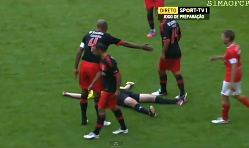 경기 중 심판 폭행 논란으로 징계위원회에 회부된 벤피카 수비수 루이장(왼쪽).
/ 유투브 영상 캡처