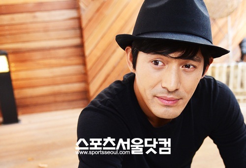 영화 바람과 함께 사라지다 홍보차 만난 오지호가 익살스러운 표정을 짓고 있다./배정한 기자