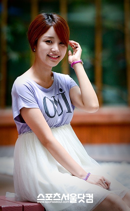 윤진이가 카메라를 향해 아기 미소를 짓고 있다. /이효균 기자