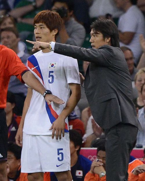 런던올림픽 축구 남자 3위 결정전 일본전에서 후반 막판 교체 투입하는 김기희(왼쪽)./ 런던 = 사진공동취재단