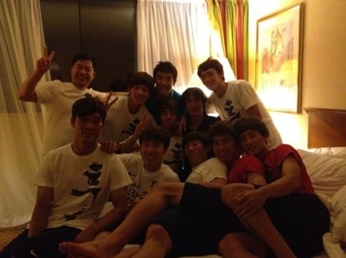 일본전 승리 후 숙소에서 팀원들과 기념 사진을 찍은 김기희(왼쪽 위 두 번째)./ 김기희 트위터