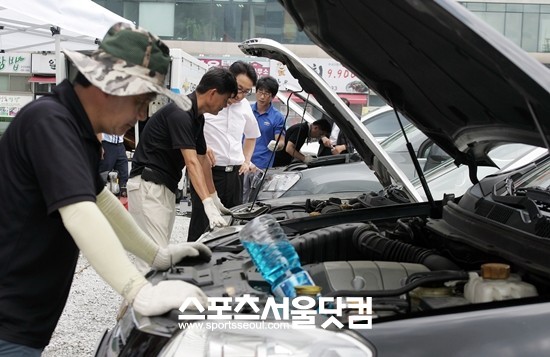 한국지엠은 군산 수해지역에서 21일, 22일 이틀간 침수 피해 차량을 대상으로 수해차량무상점검 서비스를 실시했다.