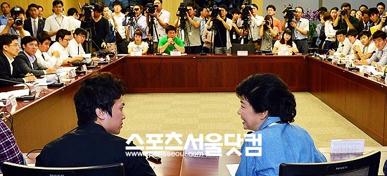 박근혜 새누리당 대통령 후보(오른쪽)가 23일 오전 서울 여의도 국회 의원회관에서 열린 반값등록금 실현을 위한 총학생회학생들과 함께한 화끈한 토론회에 참석해 박종찬 고려대학교 총학생회장과 대화를 나누고 있다./임영무 기자