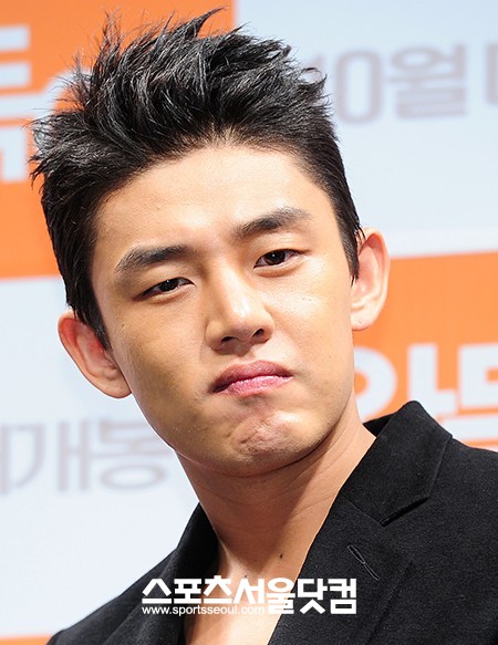 유아인이 열애 중임을 암시하는 인터뷰로 화제를 모으고 있다. /더팩트DB