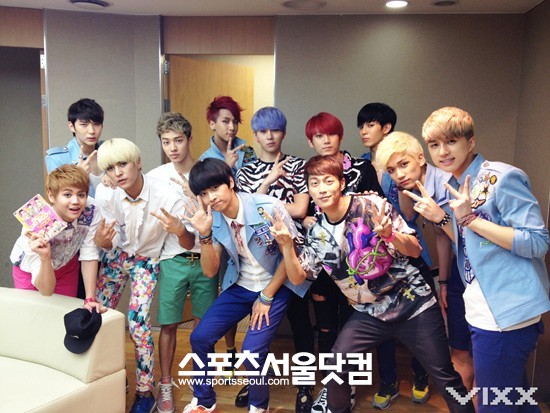 비스트와 빅스가 대기실 직찍을 통해 우정을 드러내며 화려한 컬러의 헤어스타일을 자랑했다./빅스 제공