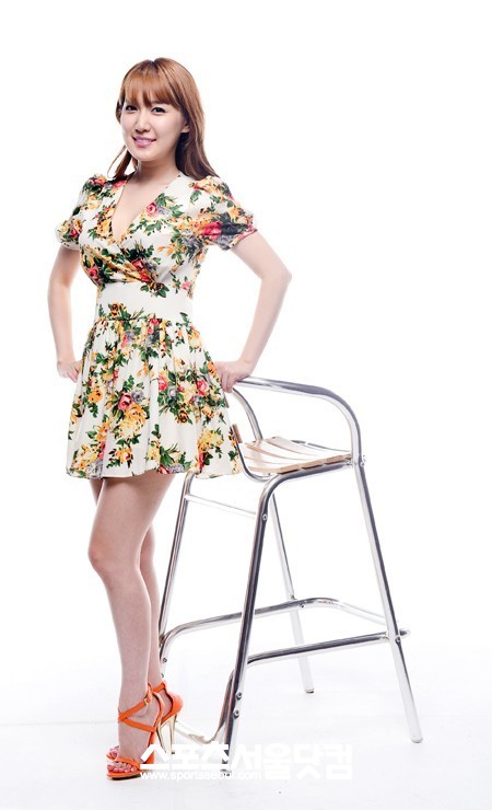 이현승 기상캐스터가 사랑스러운 미소를 지으며 포즈를 취하고 있다.