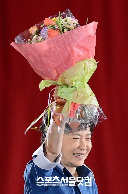 새누리당 박근혜 대선 후보는 지난 20일 대선 후보로 선출된 직후 수락연설에서 세 가지를 약속했다. 그 중 하나인 국민대통합은 대선 후보로서의 공식 일정 첫 날부터 실천에 옮겼다.