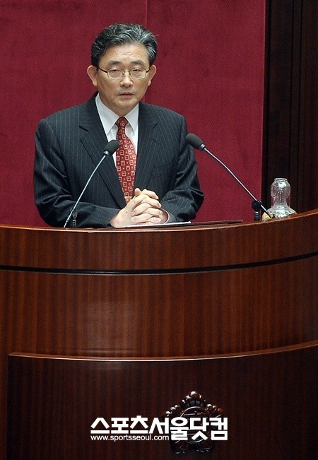 새누리당 이한구 원내대표가 지난 23일 최고위원회의에서 민주통합당의 구태정치는 소셜네트워크서비스(SNS)상의 저질행태, 심지어 학교폭력이나 묻지마 살인 행위에도 큰 영향을 주고 있다고 말해 논란이 일었다.