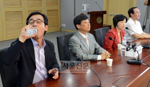 유시민 전 통합진보당 공동대표(왼쪽)가 이른바 아메리카노 논쟁에 휩싸였다. / 서울신문 제공